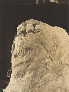 La BORGLUM John Gutzon Mothe 1867-1941,A photograph of a model of Mount Rushmo,1913,Swann Galleries 2023-04-27