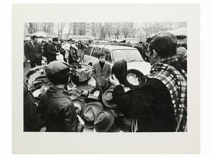 LAUNOIS John,Venditore di cappelli davanti allo stabilimento Fi,1978,Maison Bibelot 2019-06-20