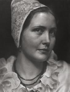 LENDVAI DIRCKSEN Erna 1883-1962,Portrait of a Dutch woman in traditional cost,1950,Galerie Bassenge 2020-06-10