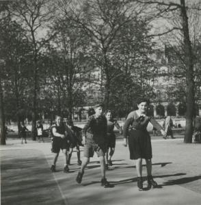 LOUCHET MARCEL,Les Tuileries [Patins à roulettes], Paris,Artprecium FR 2019-02-26