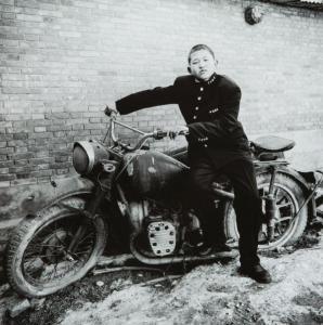 lu zheng 1969,Jeune garçon et vieille moto,2007,Tajan FR 2014-04-17