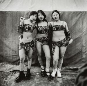 lu zheng 1969,Trois acrobates de cirque,2007,Tajan FR 2014-04-17
