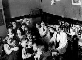 MANUEL Henri,Kiki de Montparnasse et ses amis dans un café pari,1930,Yann Le Mouel 2021-06-04