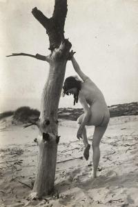 MEYS MARCEL,NU Nu féminin sur la plage se tenant à un tronc d',1930,Yann Le Mouel 2022-12-14