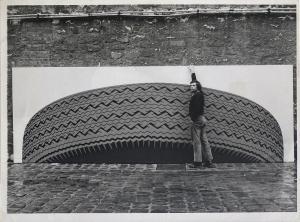 MORAIN Andre 1938,Peter Stämpfli devant une oeuvre représentant un pneu.,Yann Le Mouel FR 2022-12-14