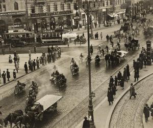 MUNKACSI Martin Marmorstein,Motorcycle race through Budapest,1925,Swann Galleries 2023-04-27