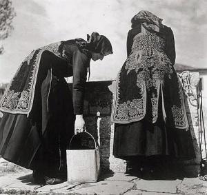 Nelly,Greek farm women in costume getting water at the well,1930,Galerie Bassenge DE 2017-12-06