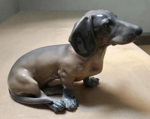 NIELSEN Erik 1857-1947,A dachshund porcelain figurine decorated in underg,Bruun Rasmussen 2021-10-21