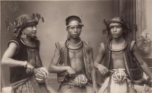NIEUWENHUIS CHRISTIAAN BENJAMIN 1863-1922,Trois jeunes coupeurs de têtes de l'île de ,Yann Le Mouel 2014-03-19