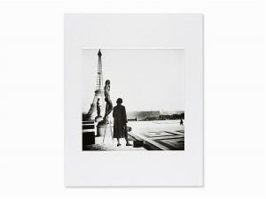PIERER Rosemarie 1918-2012,Frau mit Kamera vor Eiffelturm,Auctionata DE 2016-06-06