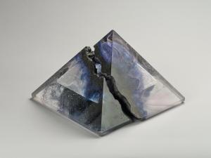 Reid Colin 1953,pyramid form,1996,Palais Dorotheum AT 2024-04-03