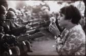 RIBOUD Marc 1923-2016,Jan Rose Kasmir et sa fleur, devant le Pentagone,1974,Ader FR 2023-06-08