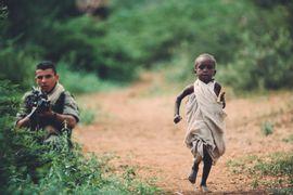 ROBINE Joël 1949,Un enfant somalien court vers un convoi humanitair,Digard FR 2021-10-03