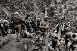 SALGADO Sebastiao 1944,Serra Pelada Goldmine, Brazil,1986,Phillips, De Pury & Luxembourg 2024-04-05