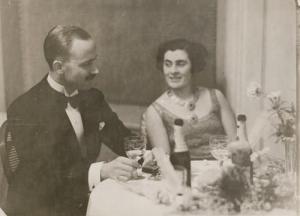 SALOMON Erich 1886-1944,Couple at a party, Berlin,1930,Galerie Bassenge DE 2019-06-05