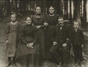 SANDER August 1876-1964,Westerwälder Bauernfamilie,1915,Phillips, De Pury & Luxembourg US 2024-04-04