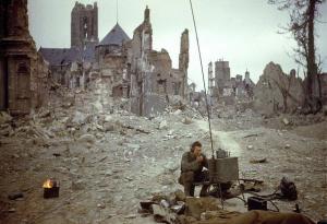 SCHERSCHEL FRANK 1907-1981,Soldat Américain utilisant un téléphone de ca,1944,Cornette de Saint Cyr 2020-11-14