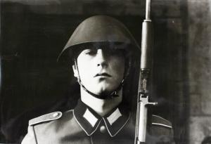 SCHULTHESS Gerd,Berlin, Unter den Linden, Soldat des Wachbataillon,1969,DAWO Auktionen 2012-06-20