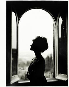 SECCHIAROLI Tazio 1925-1998,Claudia Cardinale alla finestra,1960,Cambi IT 2023-12-19