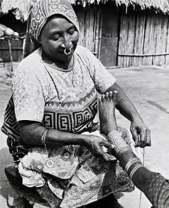 SEVERIN Kurt 1896-1970,Panamá, mujer decorando una pierna,Balclis ES 2015-04-15
