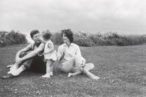 SHAW Mark,John F. Kennedy with Jackie and Caroline, Hyannis ,1959,Villa Grisebach 2024-01-28