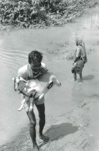STEELE PERKINS Chris 1947,Bangladesh, the bridge was washed away by the floo,1989,Cambi 2023-09-01