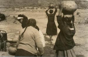 STERN Grete 1904-1999,Femmes près d\’un puits,1960,Millon & Associés FR 2018-11-06