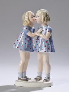WEISS Claire,Figurengruppe: zwei plaudernde Mädchen auf Ovalsoc,1933,Palais Dorotheum 2022-04-14